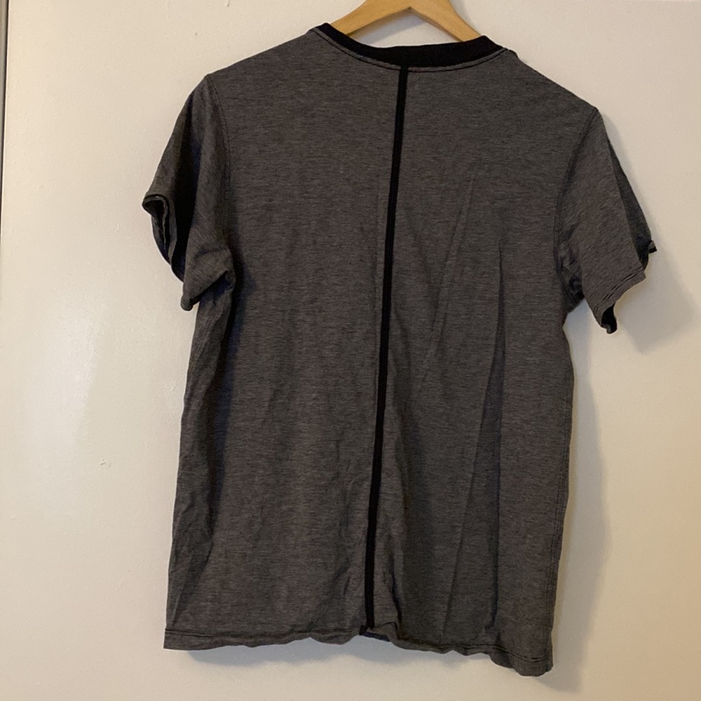 Lululemon tee - Picture 5 of 6